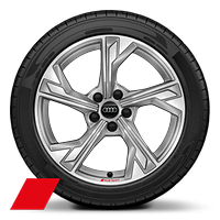 Audi Sport GmbH 18 吋 5 輻旗式設計鑄造鋁合金輪圈，白金灰塗裝，搭配 225/40 R18 輪胎