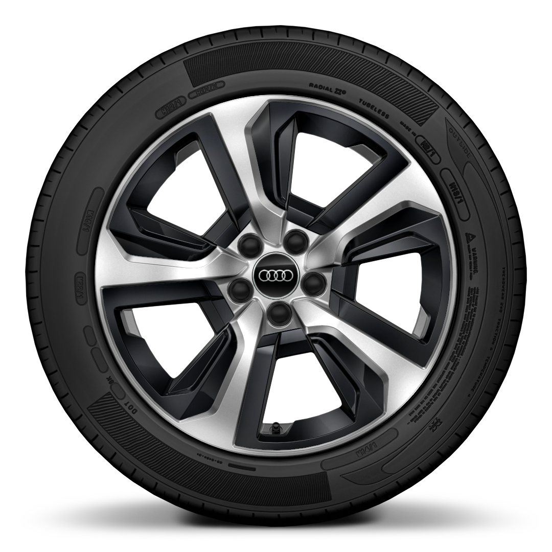 17 吋 5 輻式黑色塑膠飾條設計鑄造鋁合金輪圈，搭配 215/45 R17 輪胎