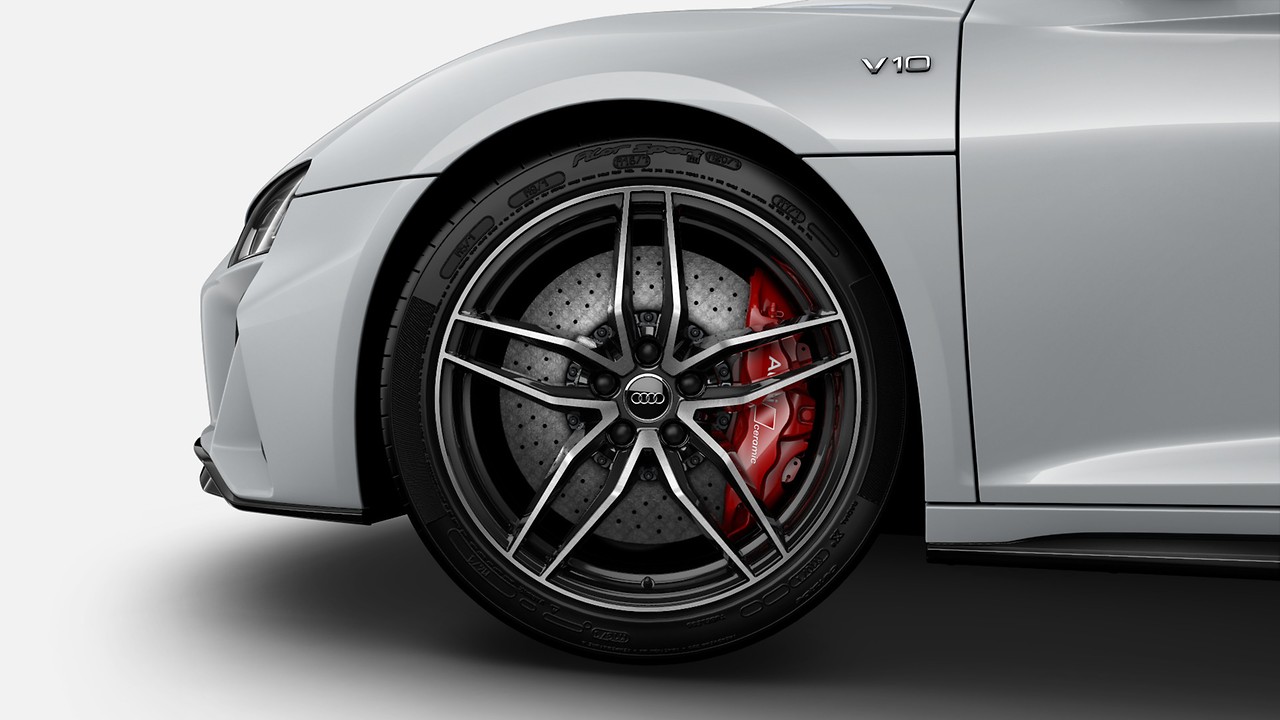 Ceramic brakes in front with brake calipers in Glossy Red