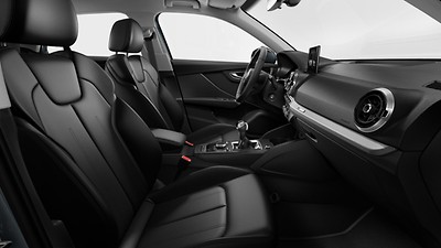Interior with sports seats in black leather / synthetic leather combination