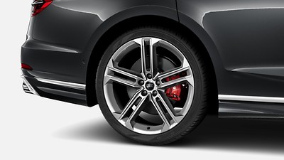 Disc brakes in rear, 18-inch, brake calipers painted in Red with "S" lettering (ECE)