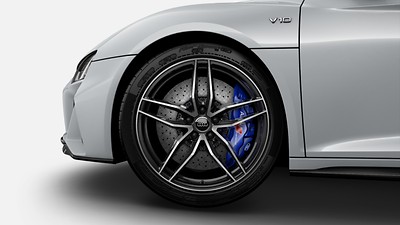 Ceramic brakes in front with brake calipers in Glossy Blue