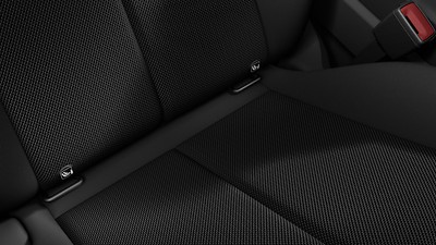Montaggio del seggiolino i-Size sul lato passeggero anteriore e i-Size e TopTether sui sedili posteriori esterni