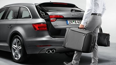 Comfort key including sensor-controlled luggage compartment release