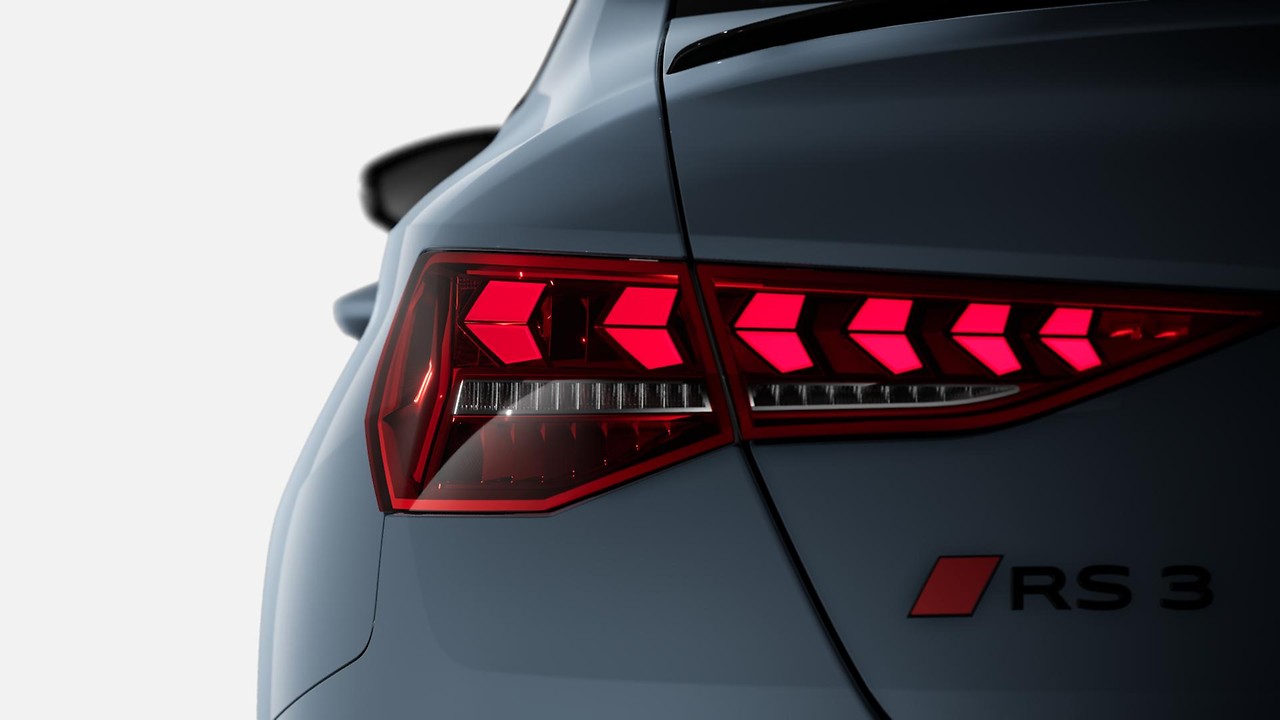 LED rear lights with dynamic light sequencing and dynamic turn signal