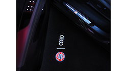 LED d'accès, logo FC Bayern München et anneaux Audi, sur les modèles avec éclairage de seuil à DEL