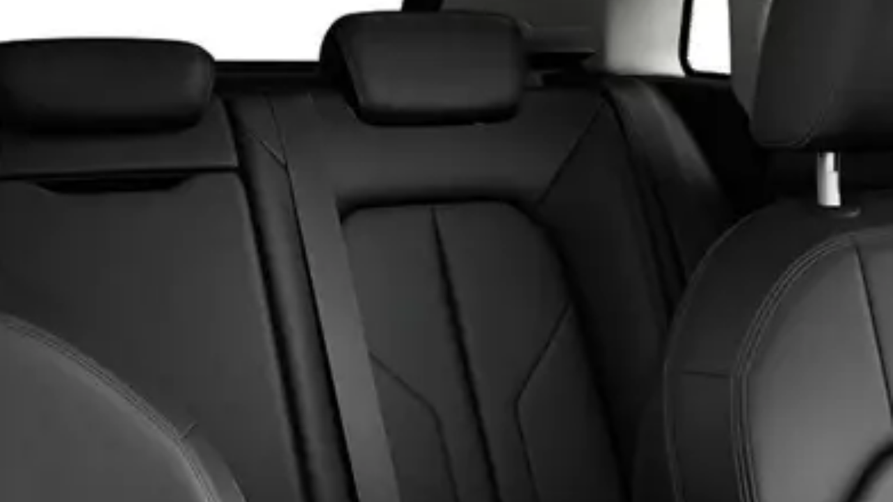 Adjustable rear seat bench/backrest with centre armrest and cupholder