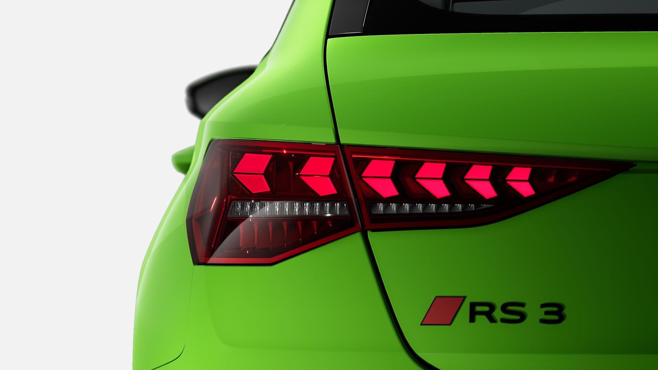 LED rear lights with dynamic light sequencing and dynamic turn signal