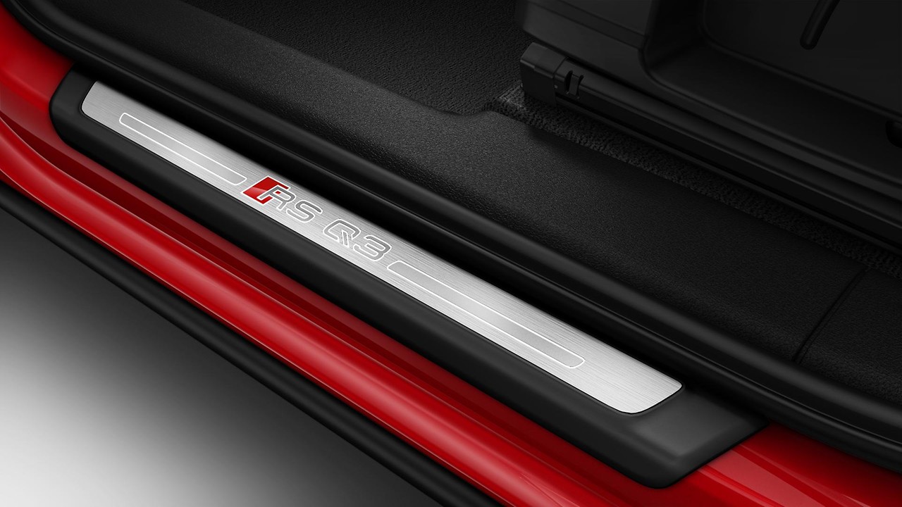 Illuminated door sill trims with RS Q3 logo at front