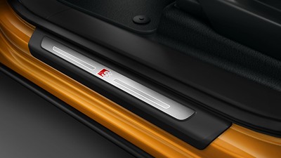 Door sill trims with aluminium inlay at the front and rear, illuminated, with S logo at the front