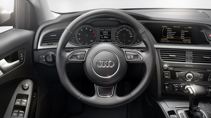 Three-spoke multifunction sport steering wheel with shift paddles