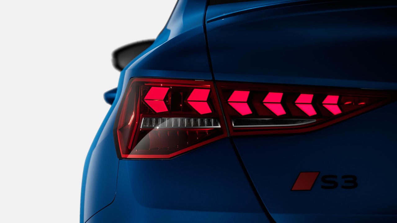 LED rear lights with dynamic turn signal