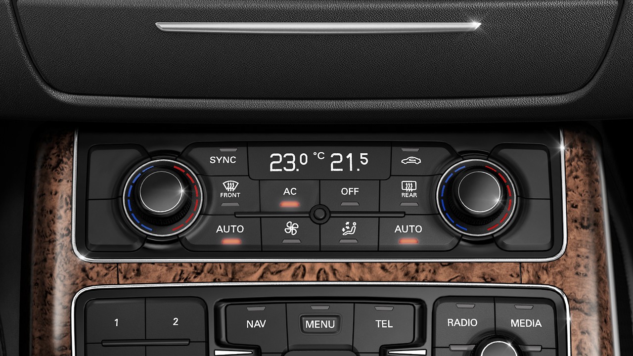 Deluxe 4-zone climate control including rear comfort centre armrest