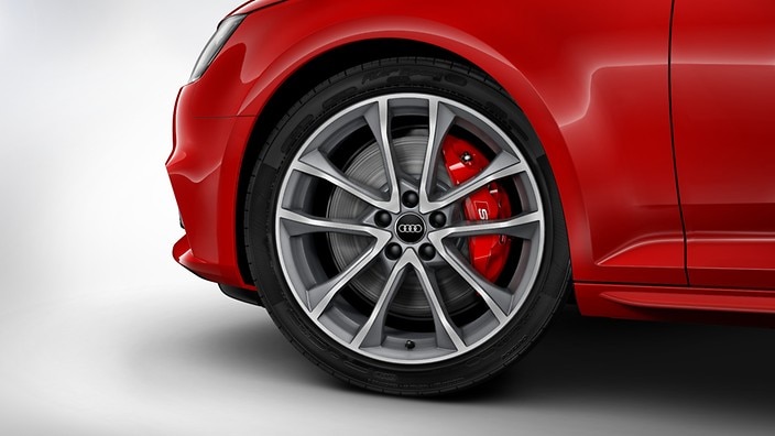 Brake calipers painted in high-gloss red