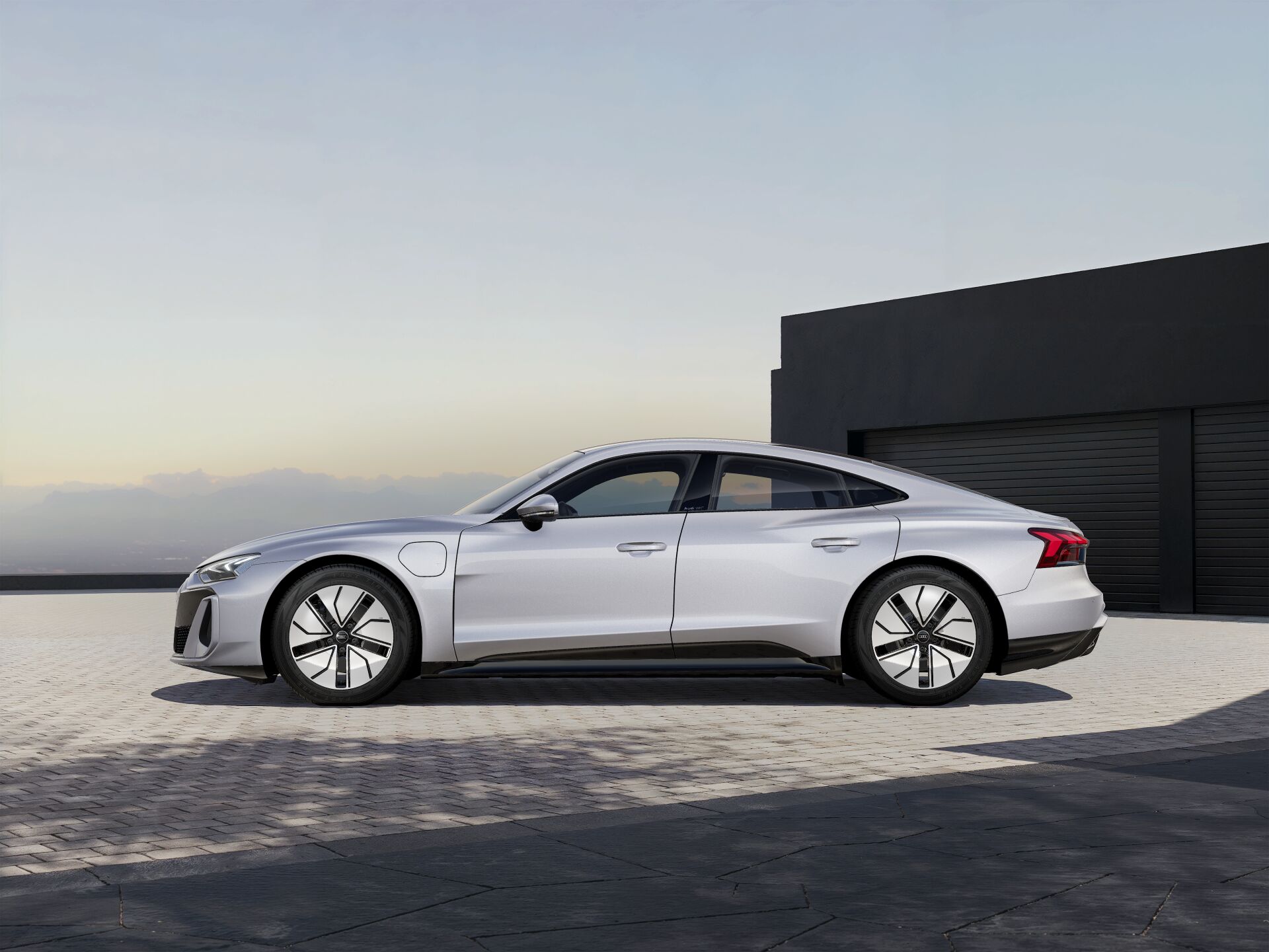 e-tron GT quattro EXTERIOR-PARALLEL-SIDE