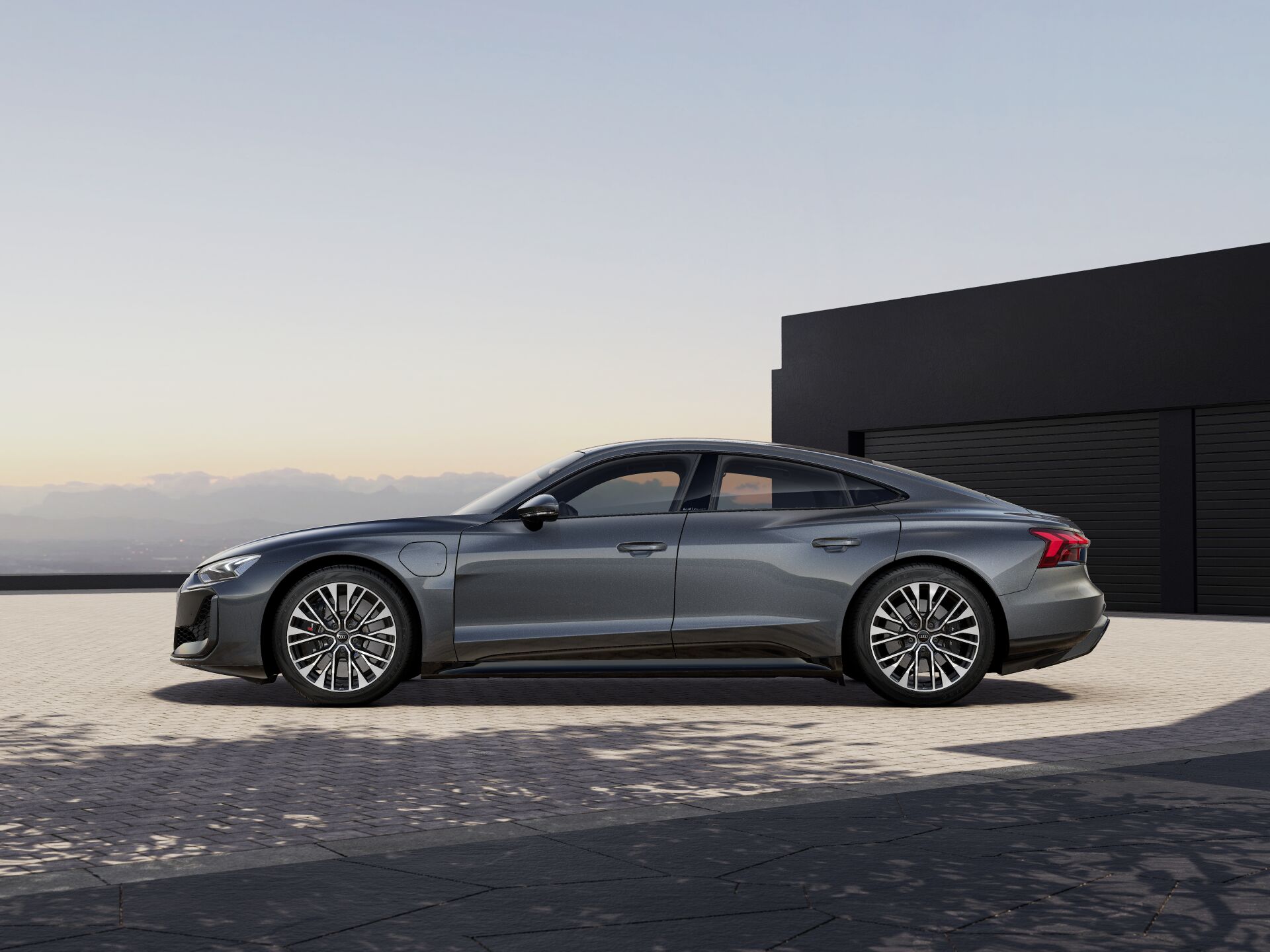 RS e-tron GT EXTERIOR-PARALLEL-SIDE