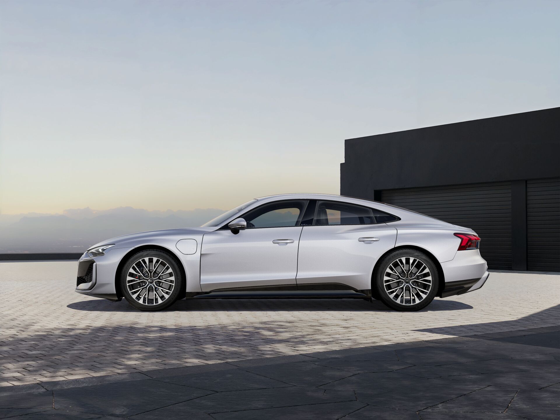 RS e-tron GT performance EXTERIOR-PARALLEL-SIDE