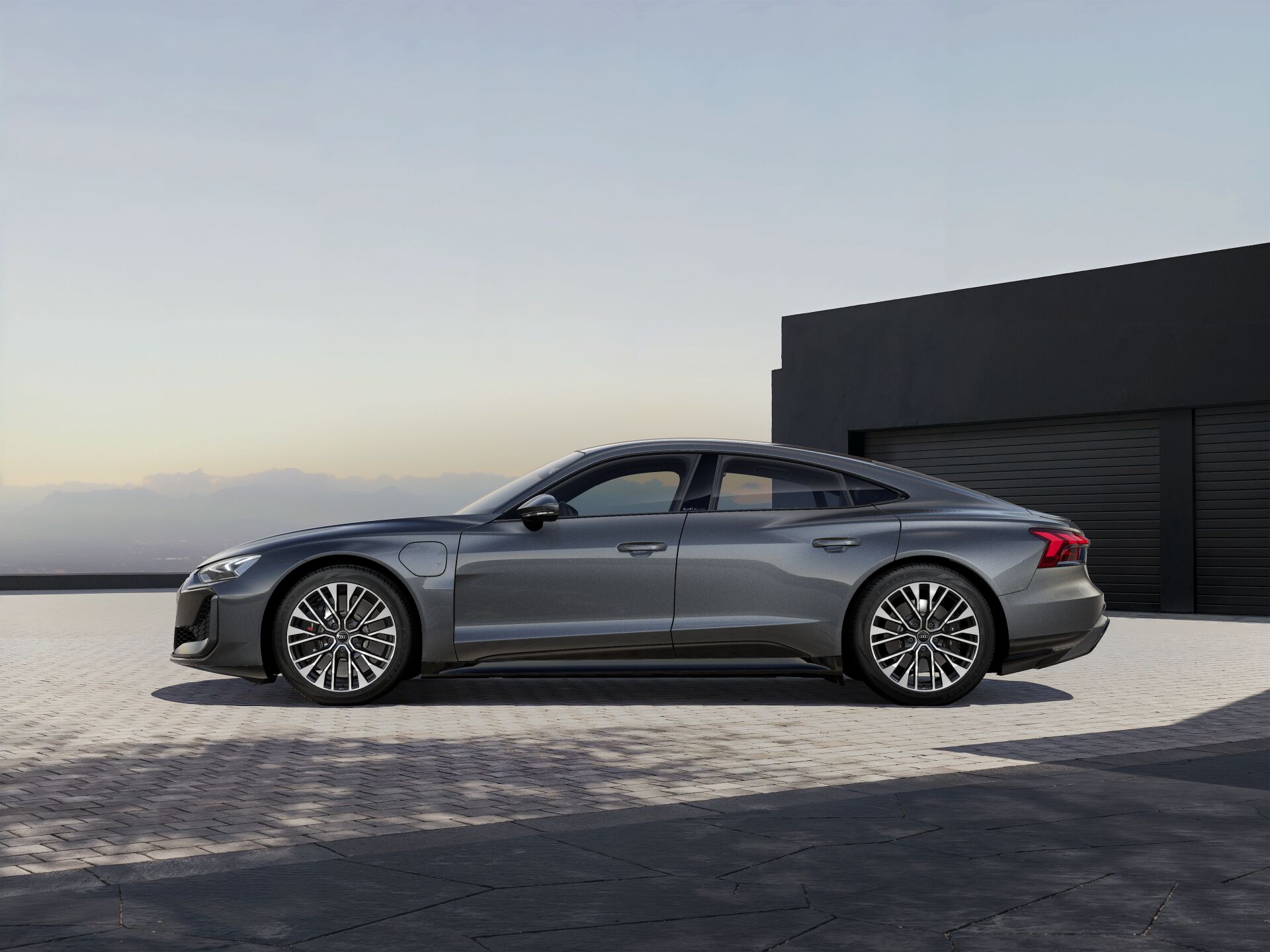 RS e-tron GT EXTERIOR-PARALLEL-SIDE