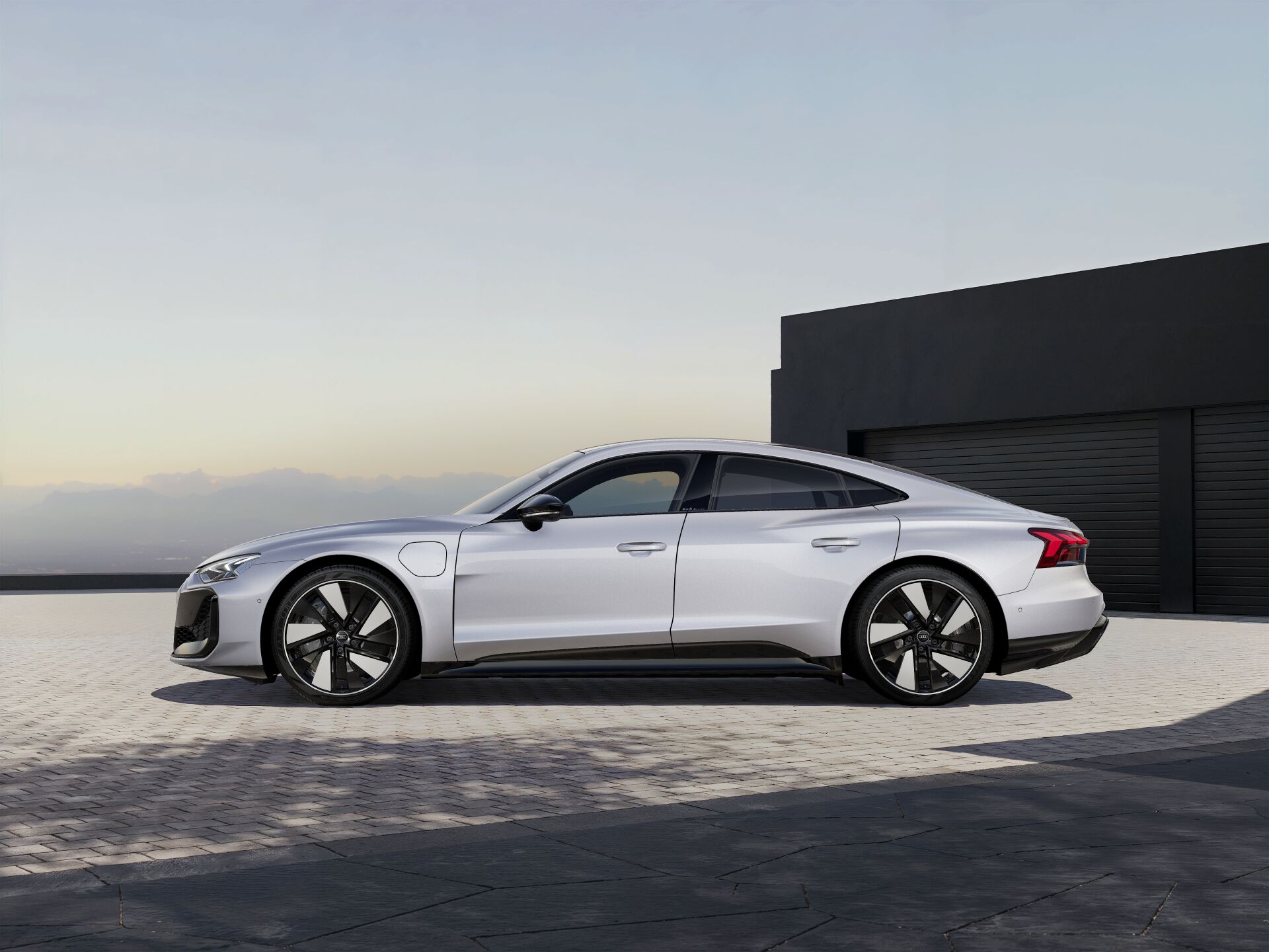 RS e-tron GT performance EXTERIOR-PARALLEL-SIDE