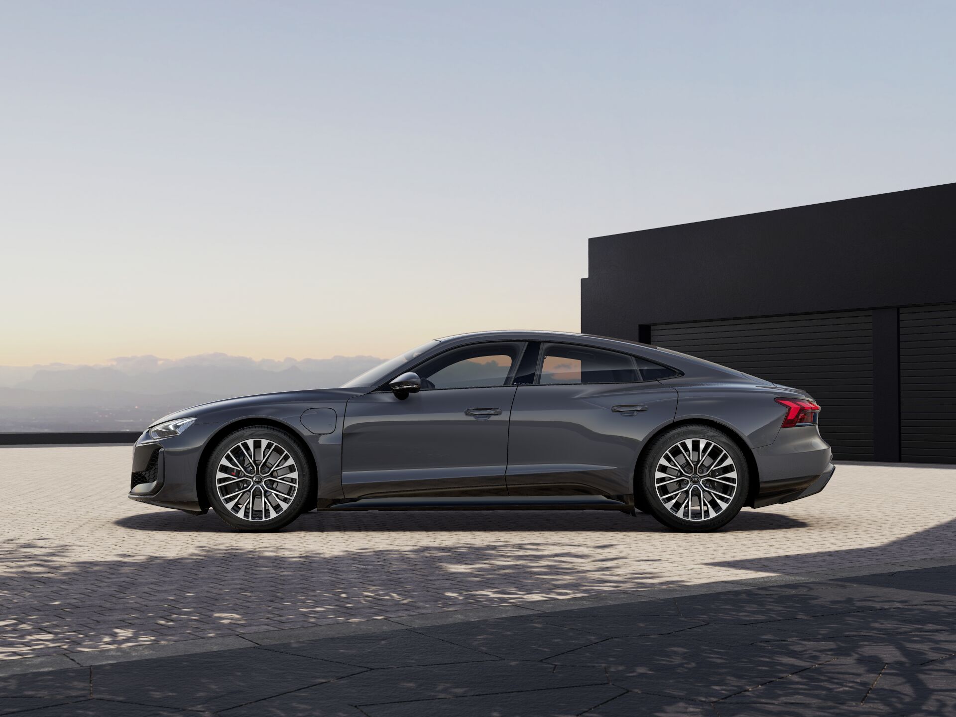 RS e-tron GT EXTERIOR-PARALLEL-SIDE