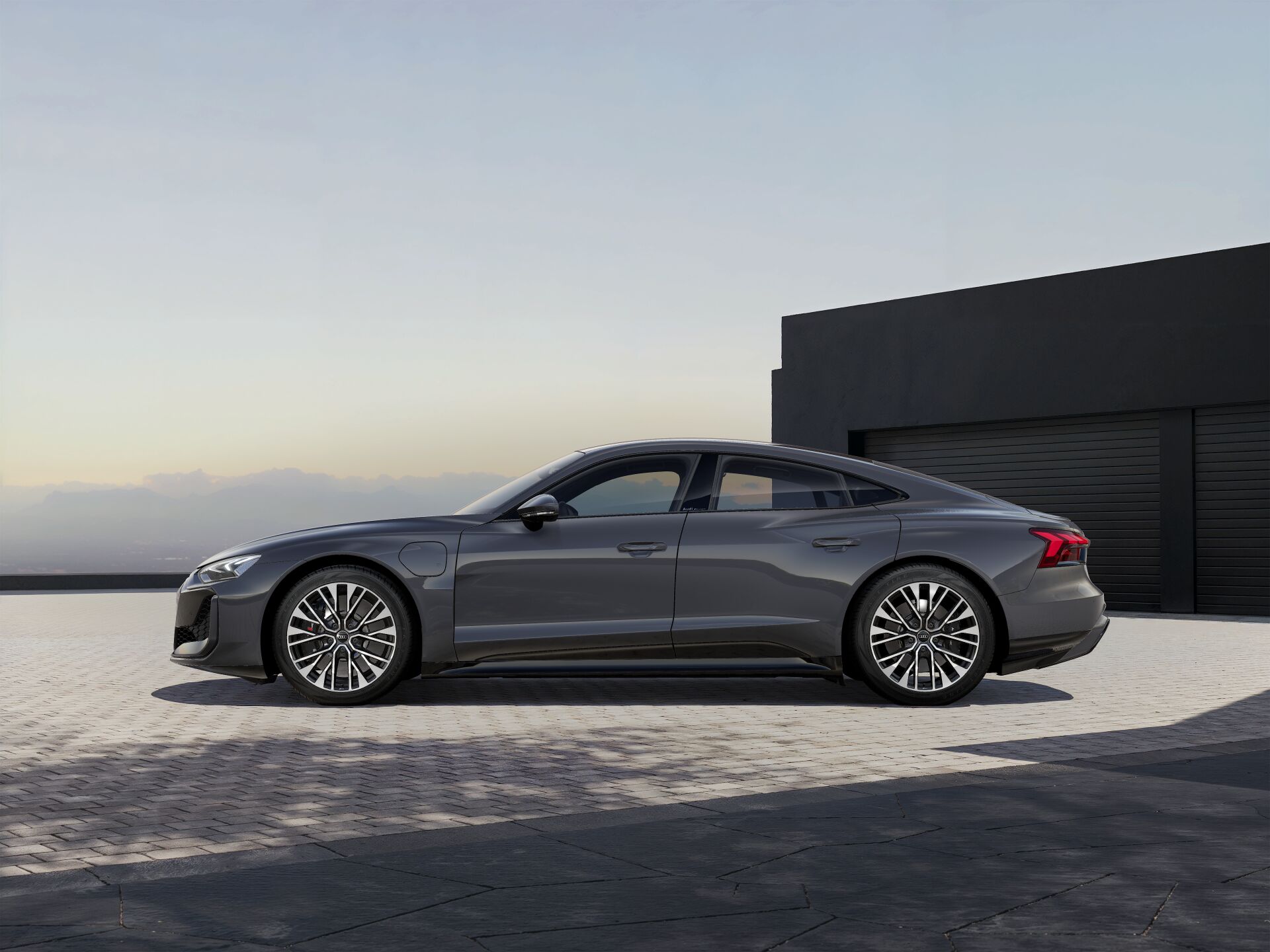 RS e-tron GT EXTERIOR-PARALLEL-SIDE