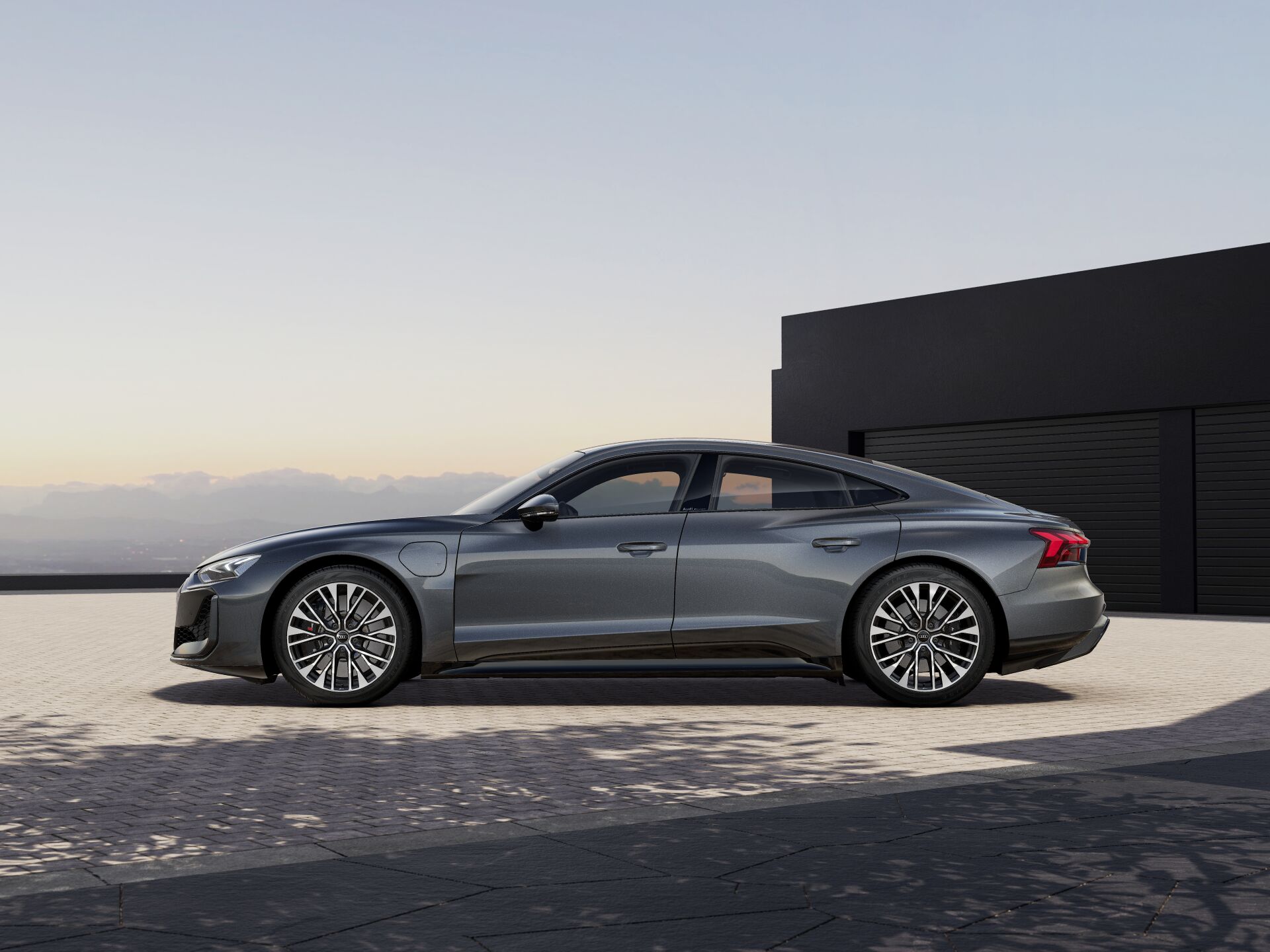 RS e-tron GT EXTERIOR-PARALLEL-SIDE