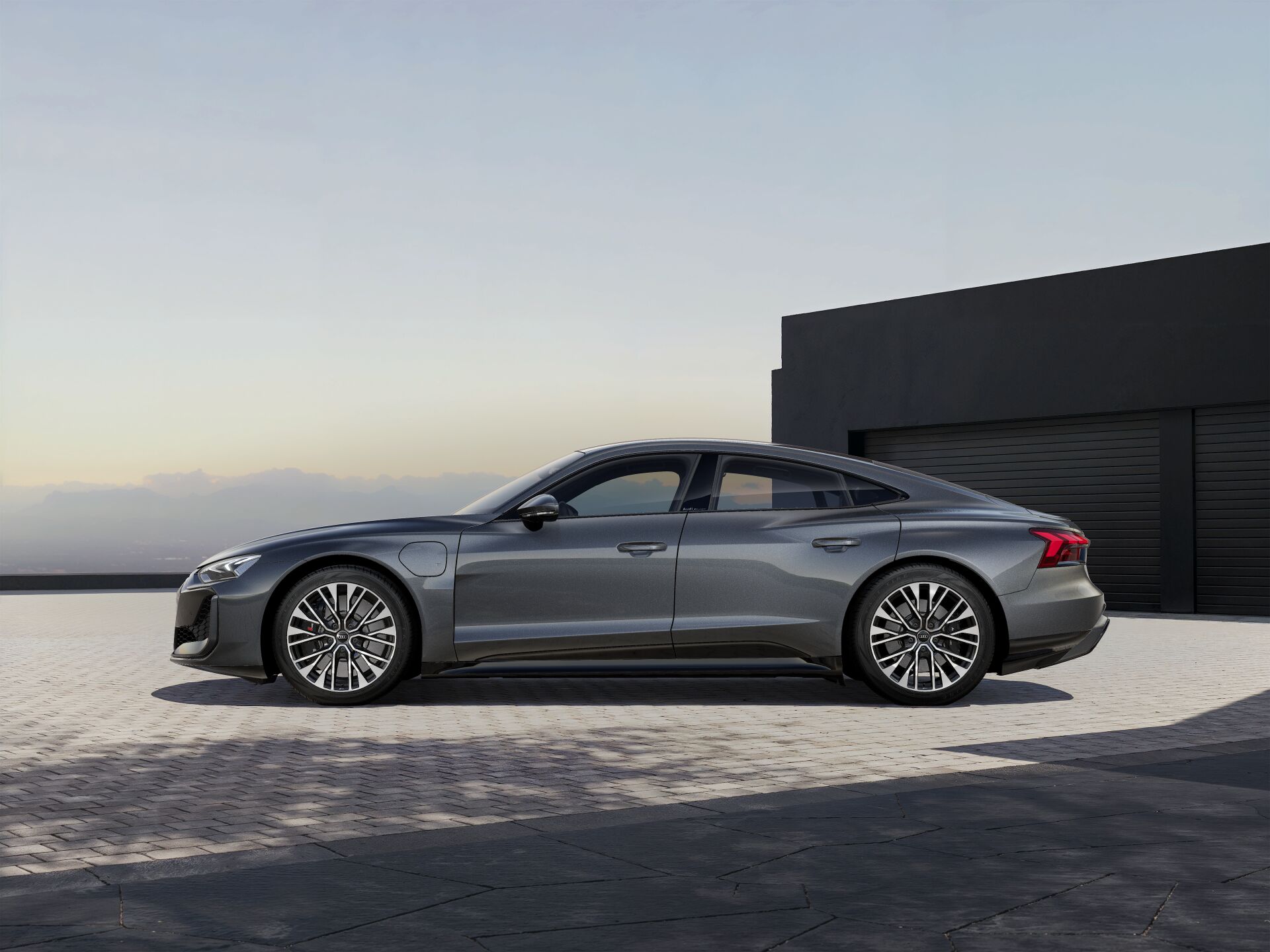 RS e-tron GT performance EXTERIOR-PARALLEL-SIDE