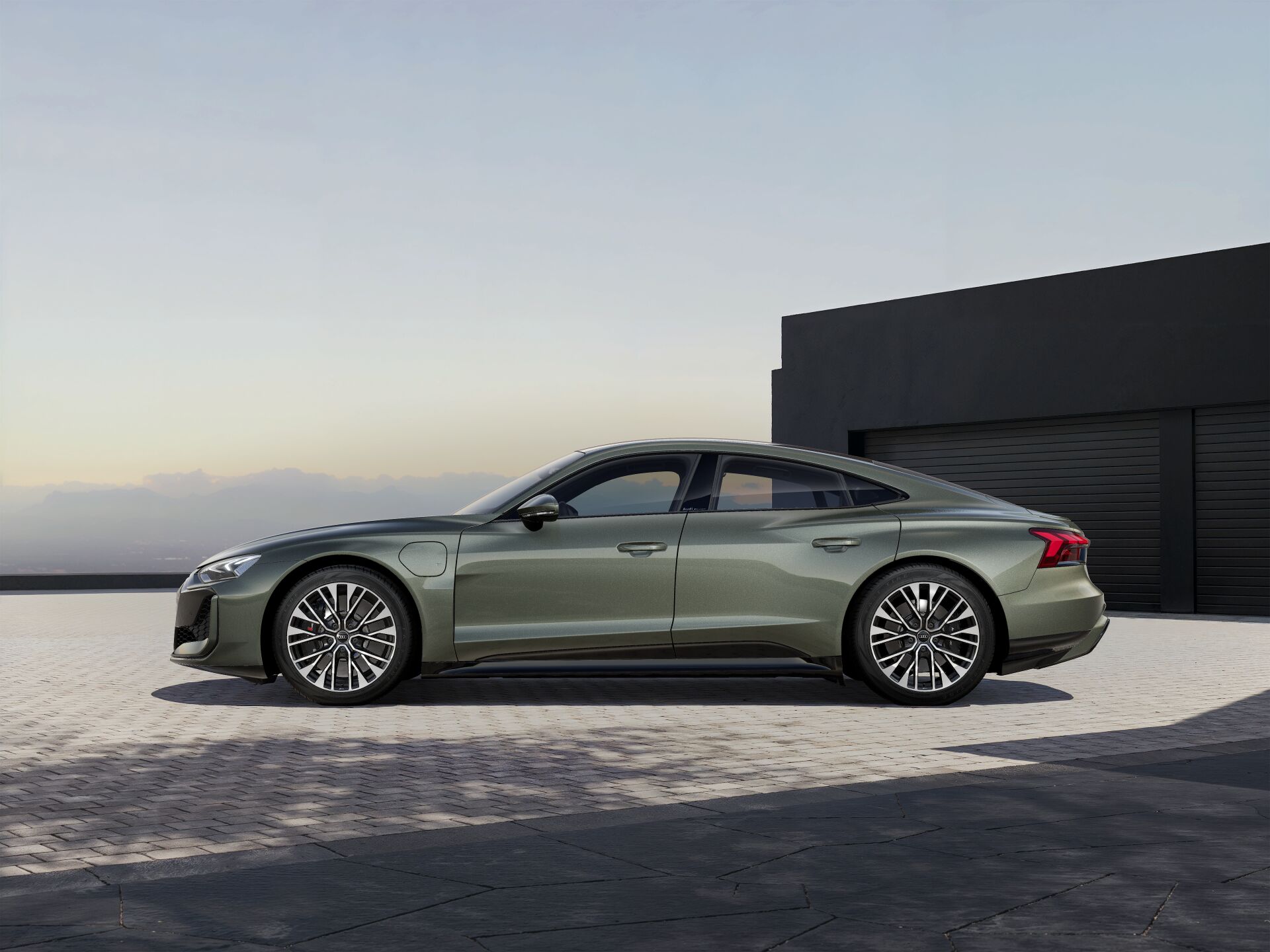RS e-tron GT performance EXTERIOR-PARALLEL-SIDE