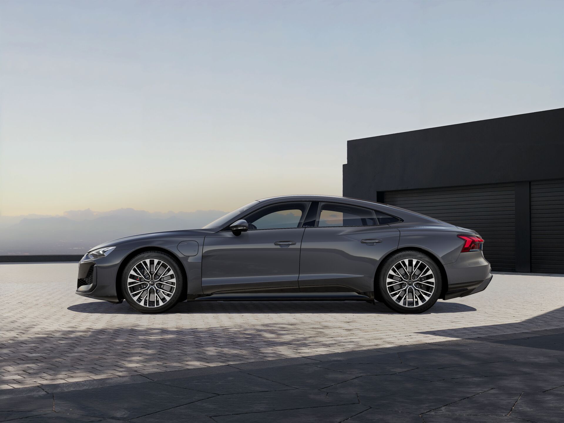 RS e-tron GT EXTERIOR-PARALLEL-SIDE