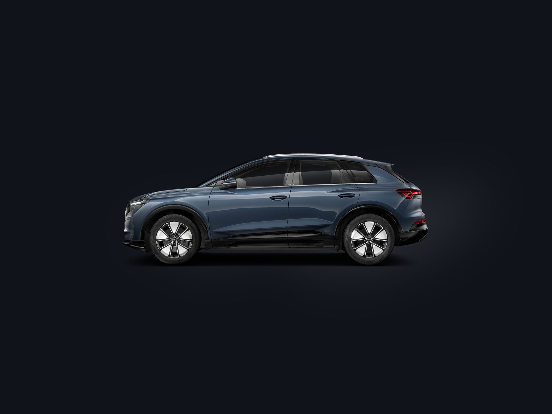 Q4 SUV e-tron side