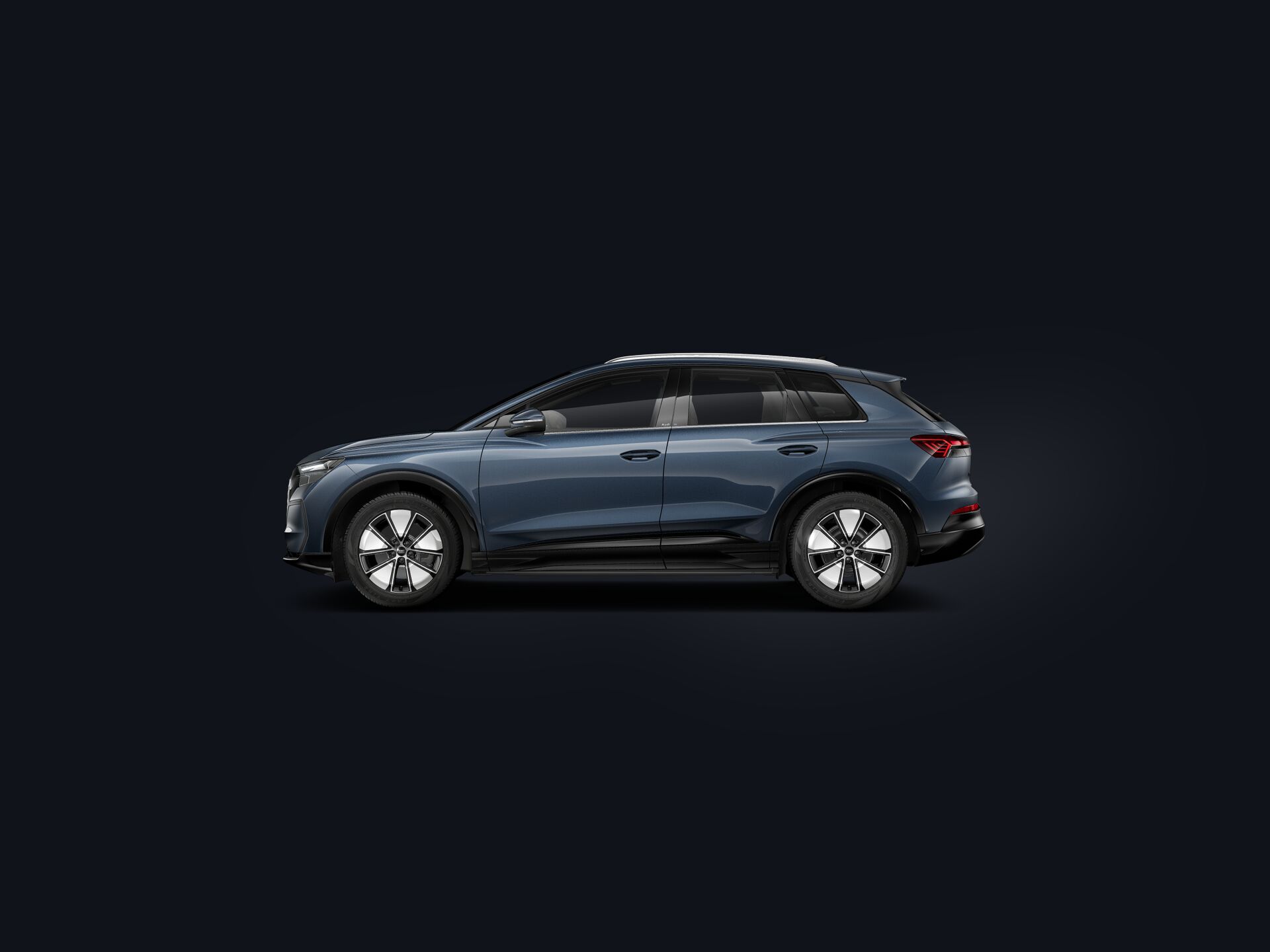 Q4 SUV e-tron side