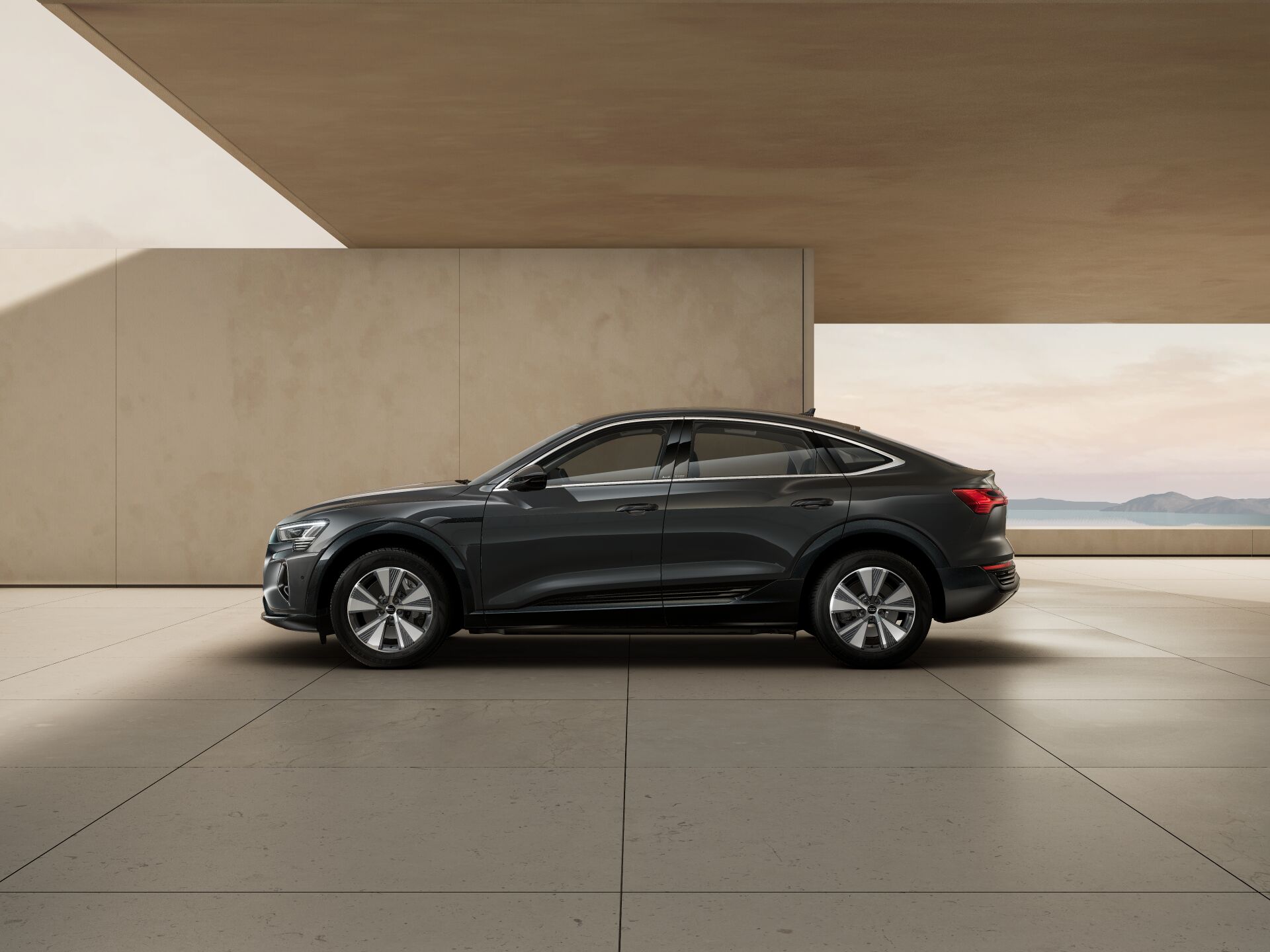 Q8 Sportback e-tron EXTERIOR-PARALLEL-SIDE