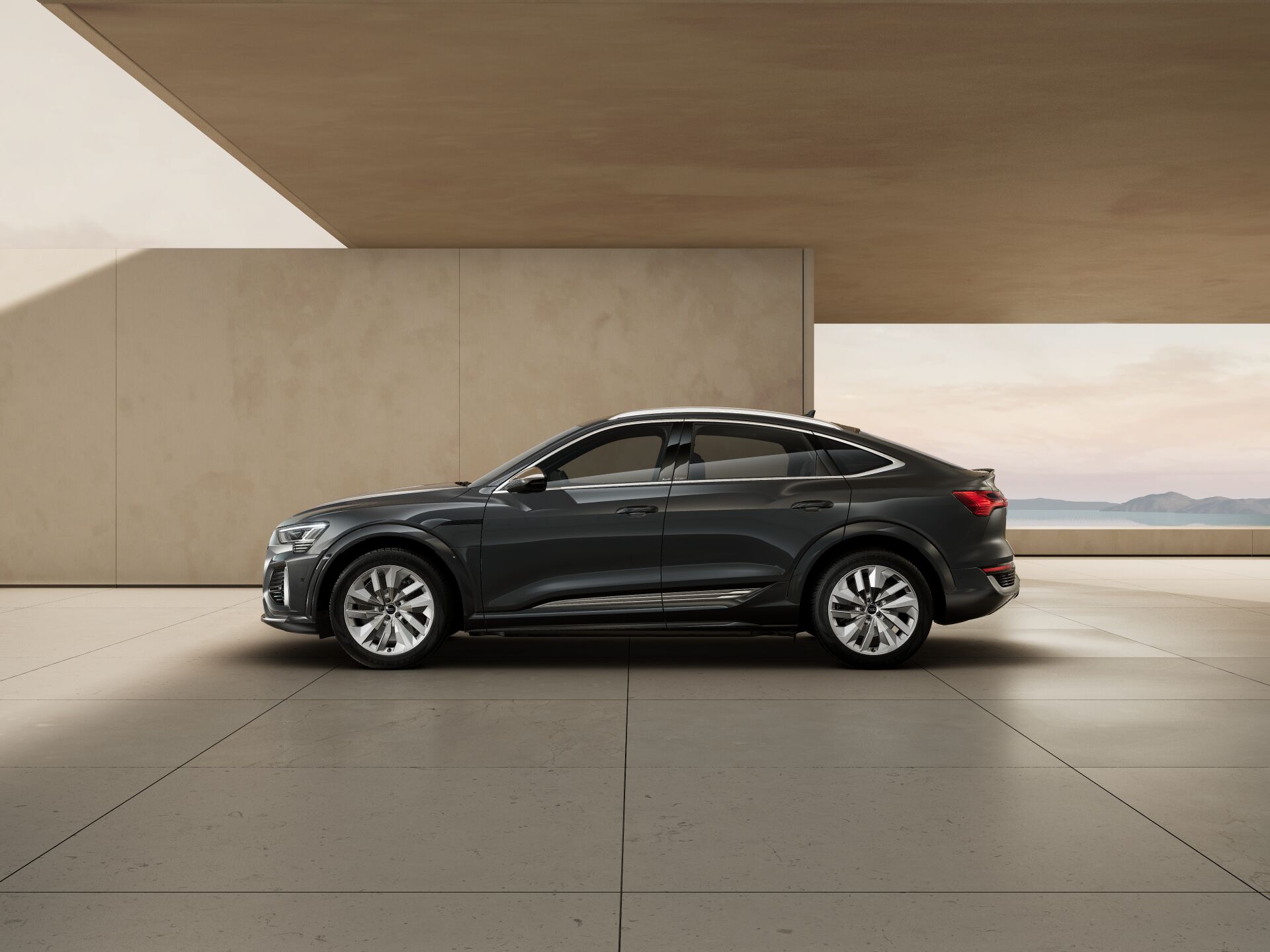 SQ8 Sportback e-tron EXTERIOR-PARALLEL-SIDE