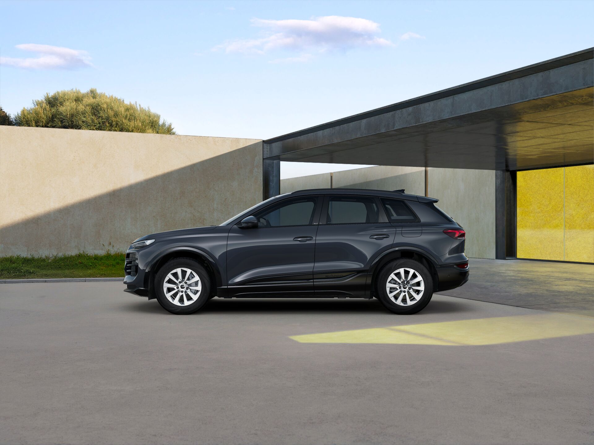 Q6 SUV e-tron EXTERIOR-PARALLEL-SIDE