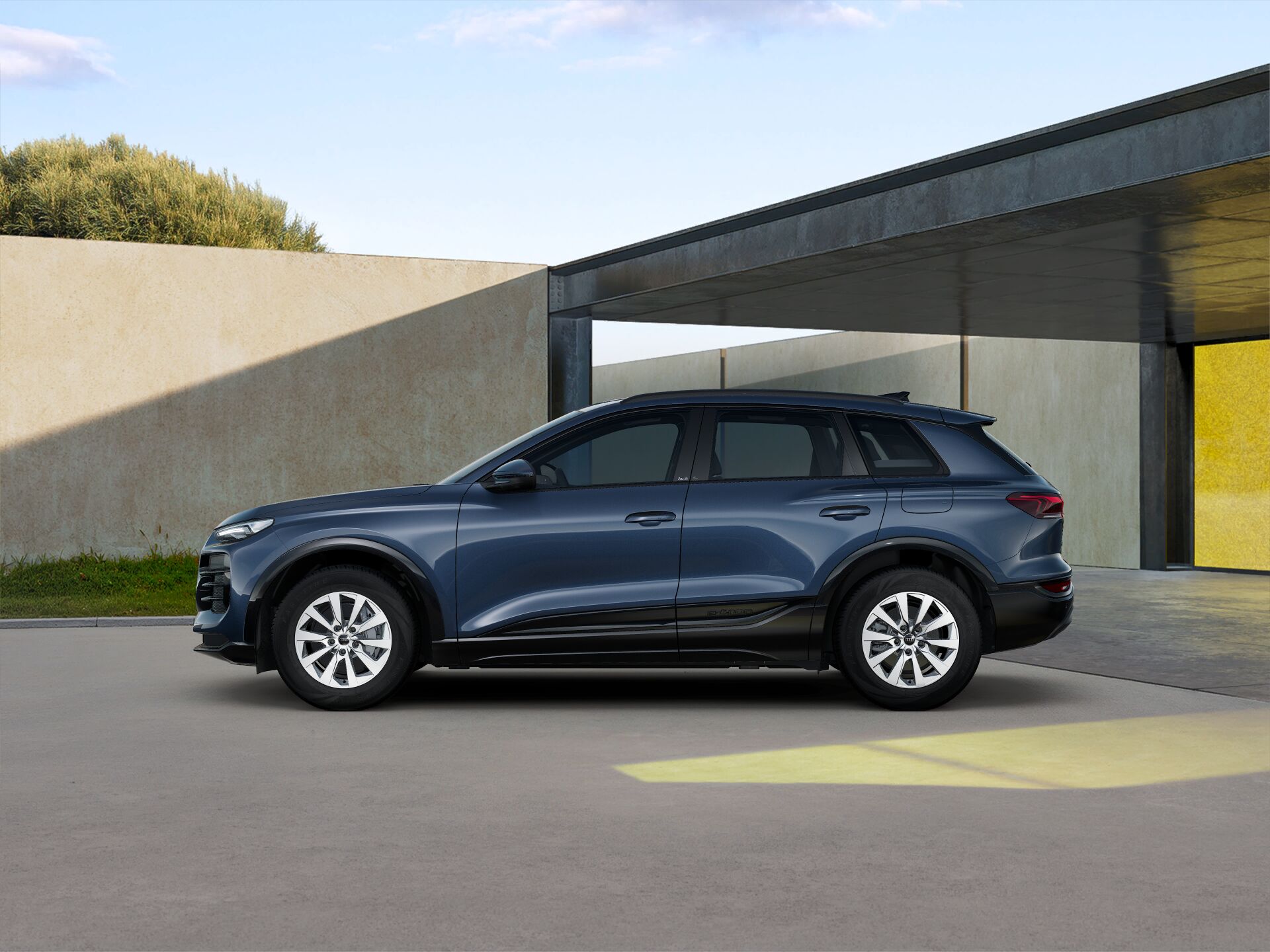 Q6 SUV e-tron EXTERIOR-PARALLEL-SIDE