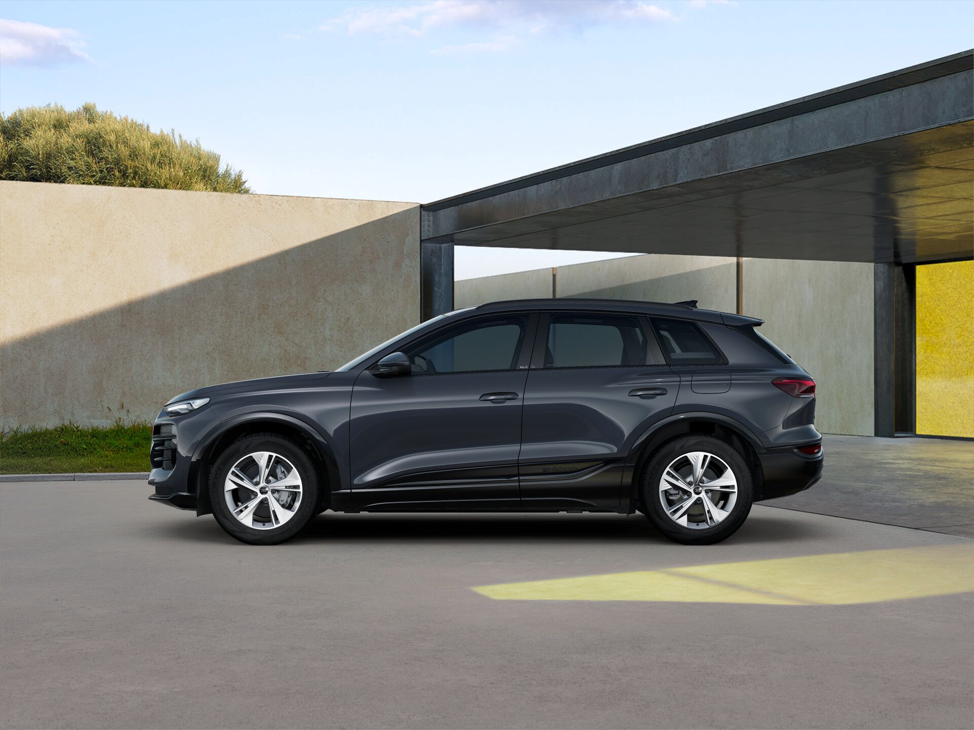 Q6 SUV e-tron EXTERIOR-PARALLEL-SIDE