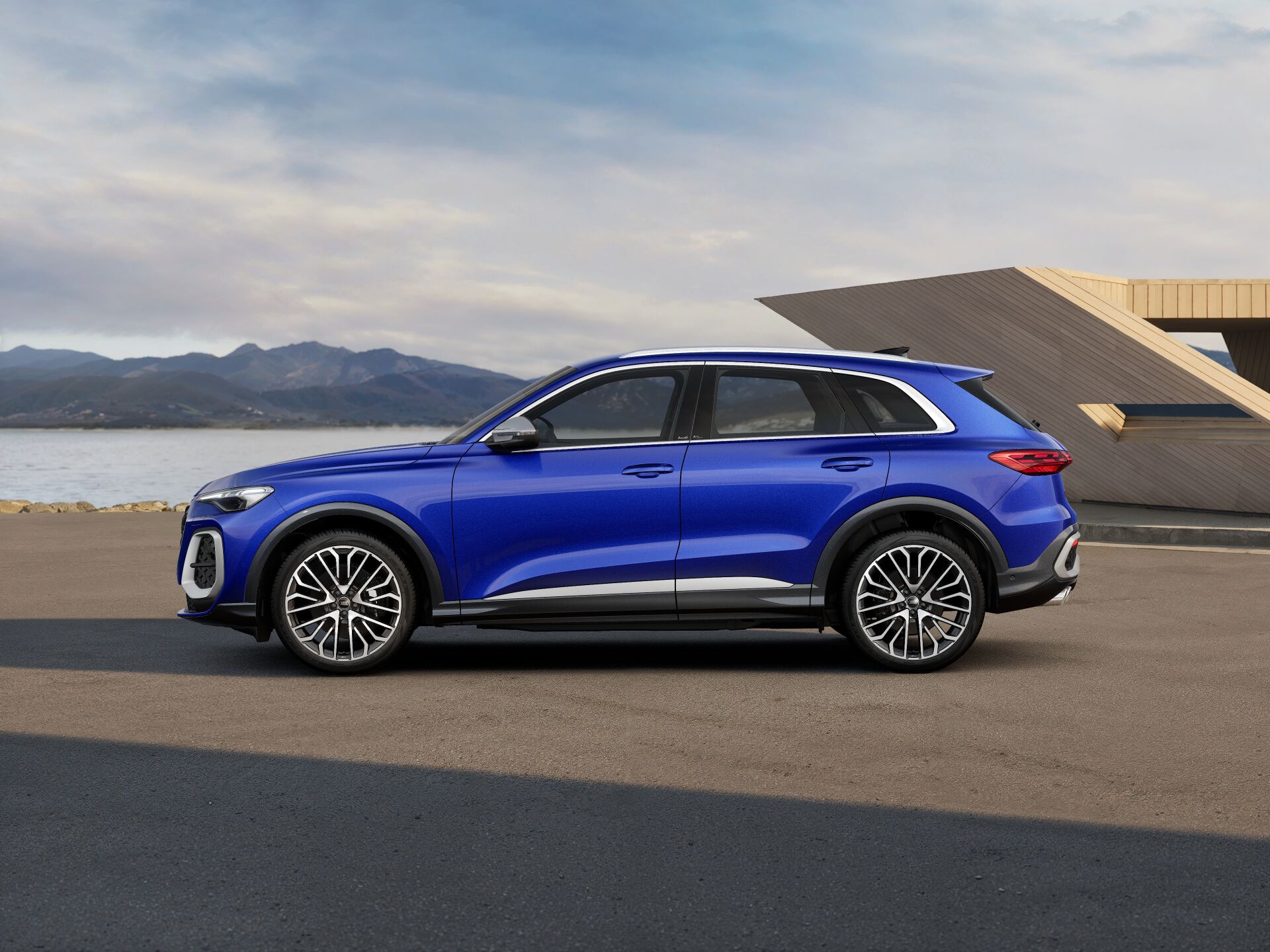 SQ5 SUV EXTERIOR-PARALLEL-SIDE