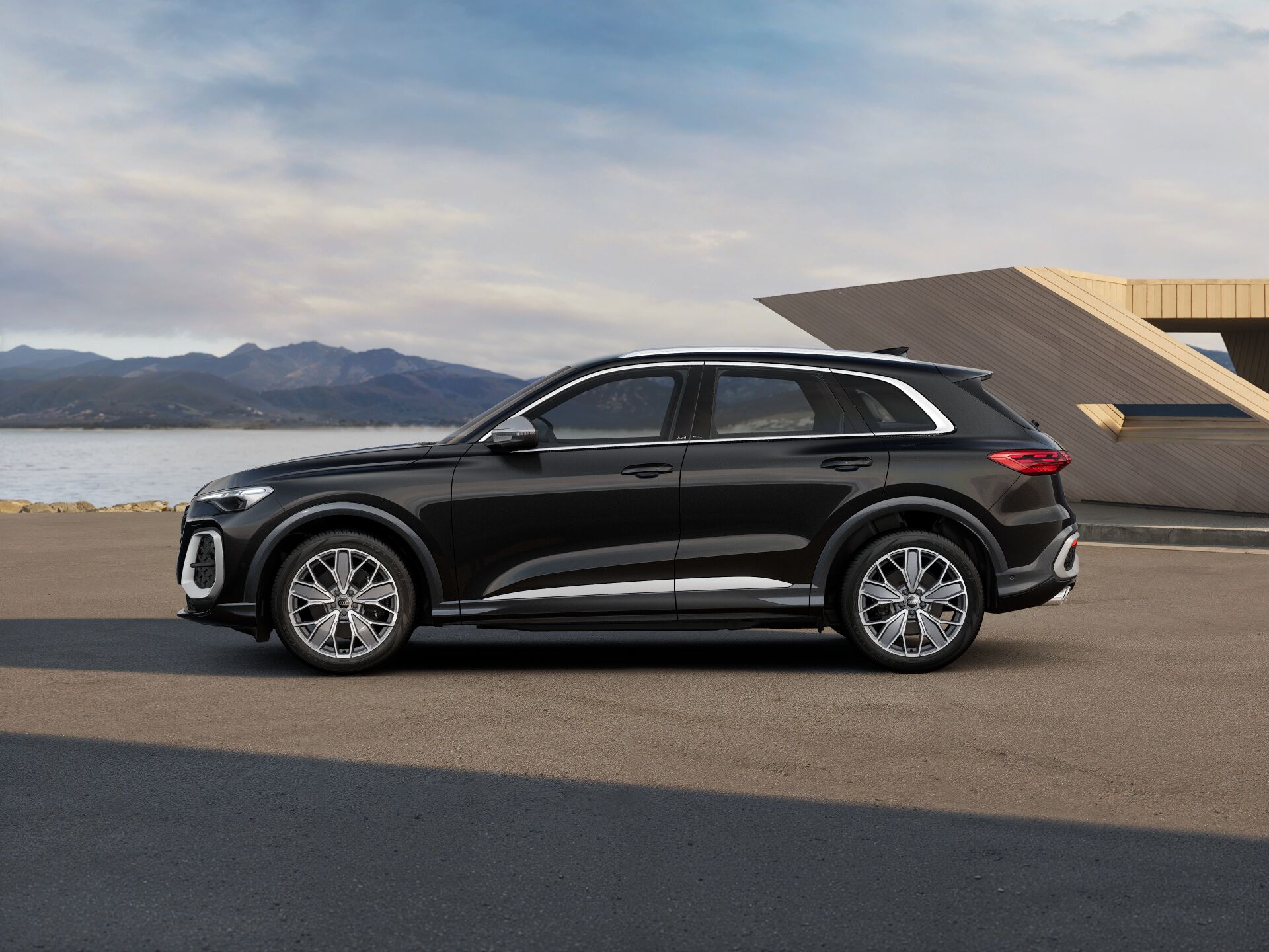 SQ5 SUV EXTERIOR-PARALLEL-SIDE