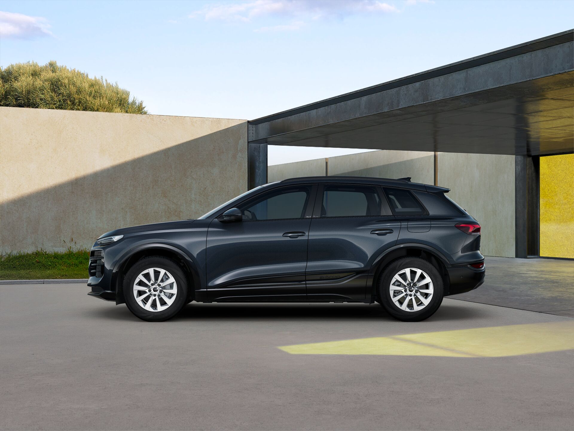 Q6 SUV e-tron EXTERIOR-PARALLEL-SIDE