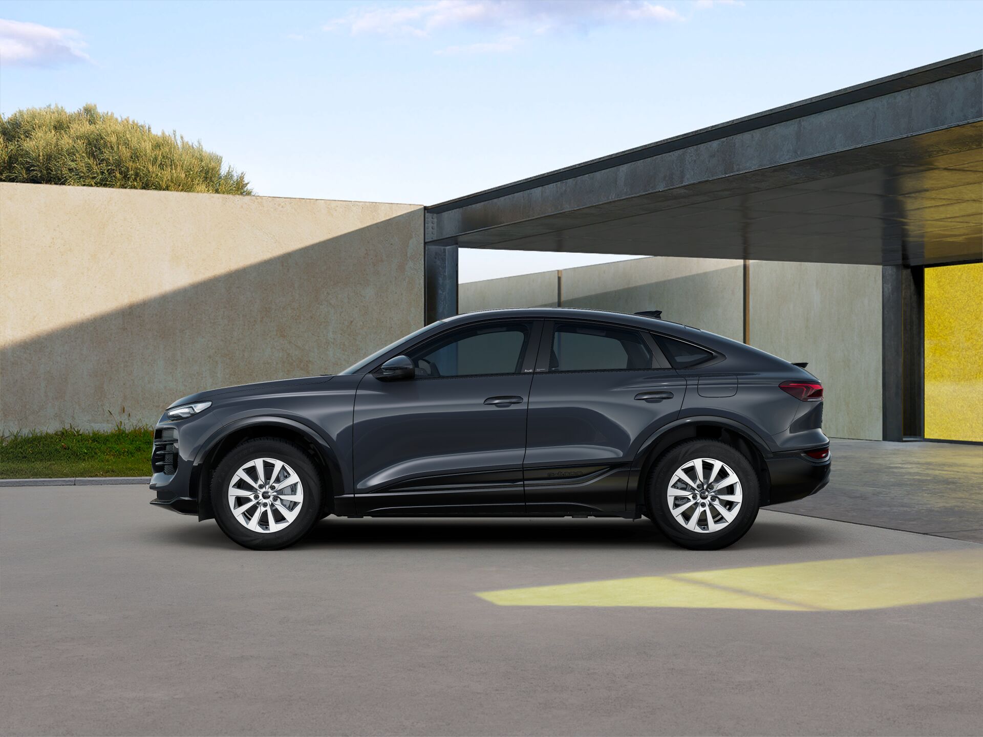 Q6 Sportback e-tron EXTERIOR-PARALLEL-SIDE