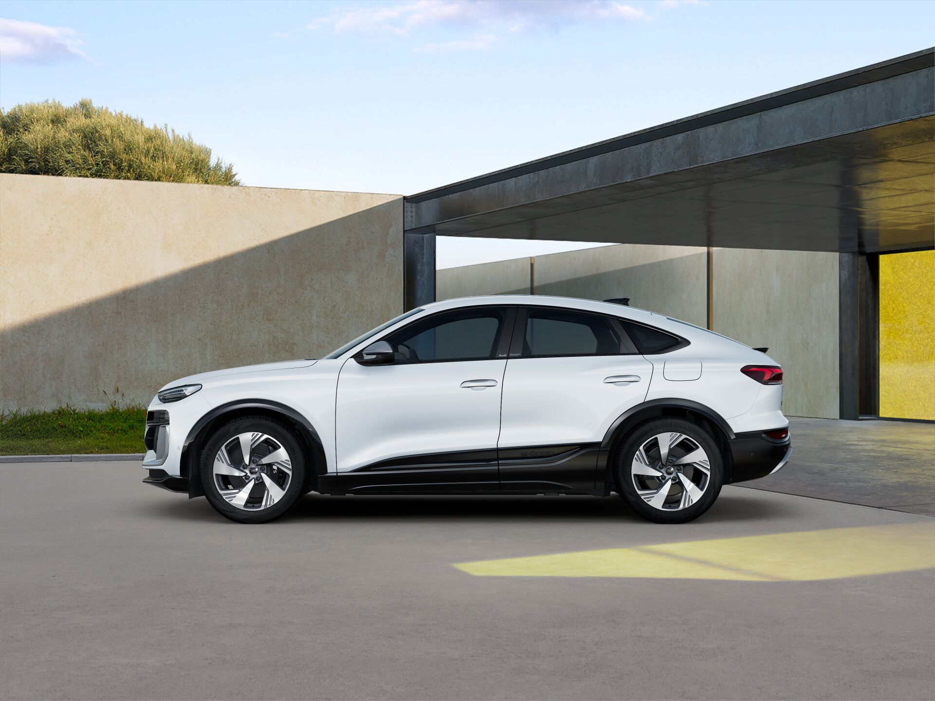 SQ6 Sportback e-tron EXTERIOR-PARALLEL-SIDE
