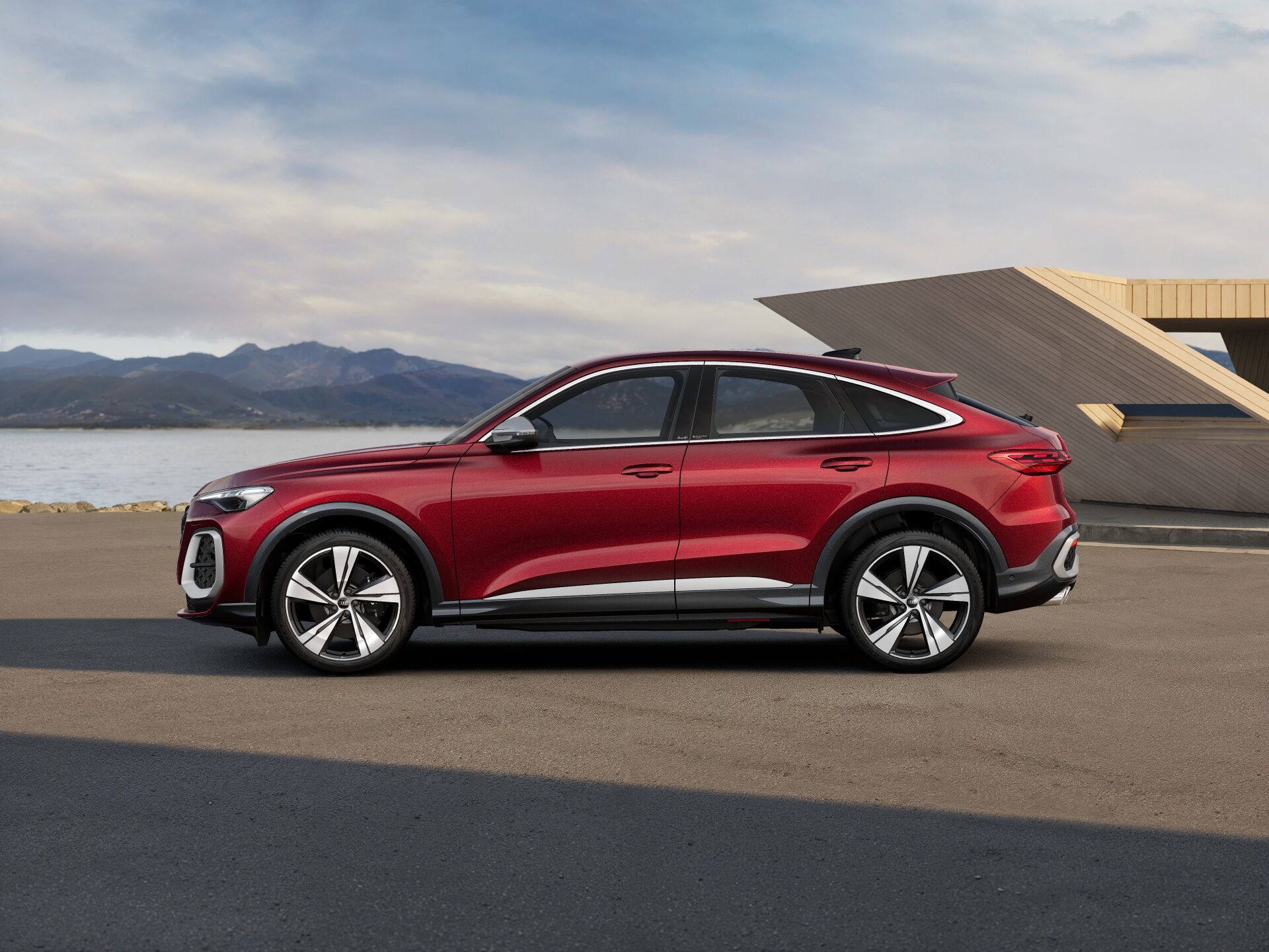 SQ5 Sportback EXTERIOR-PARALLEL-SIDE