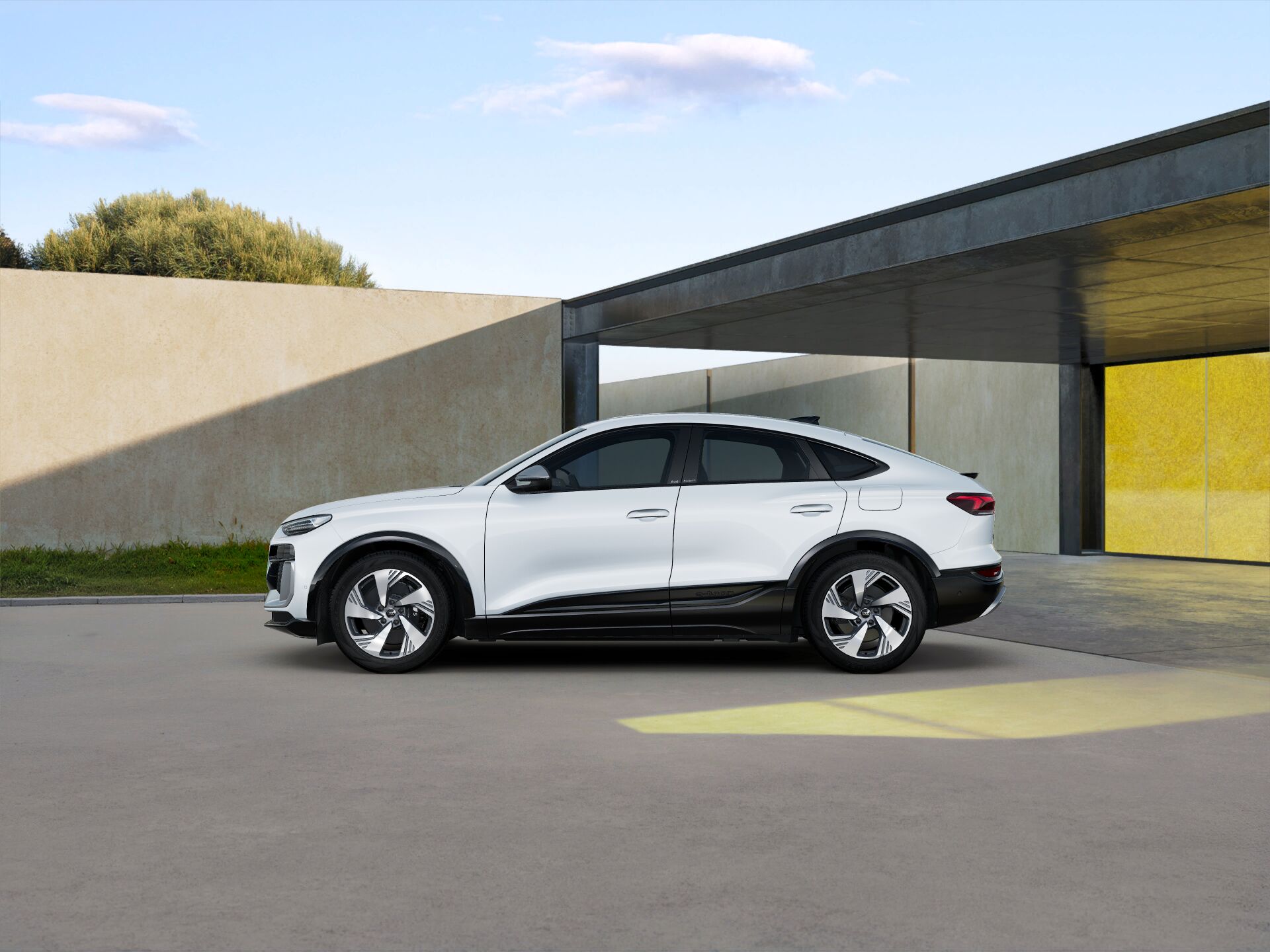 SQ6 Sportback e-tron EXTERIOR-PARALLEL-SIDE