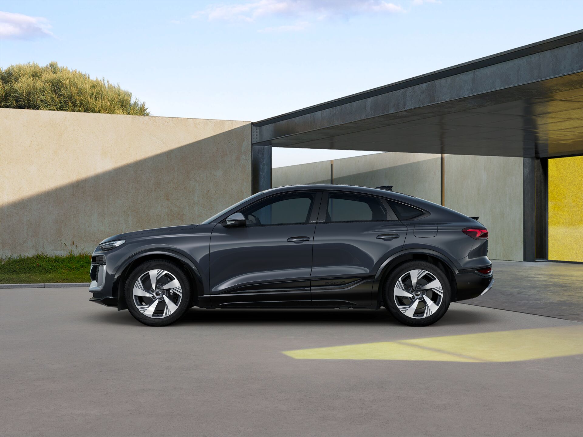 SQ6 Sportback e-tron EXTERIOR-PARALLEL-SIDE