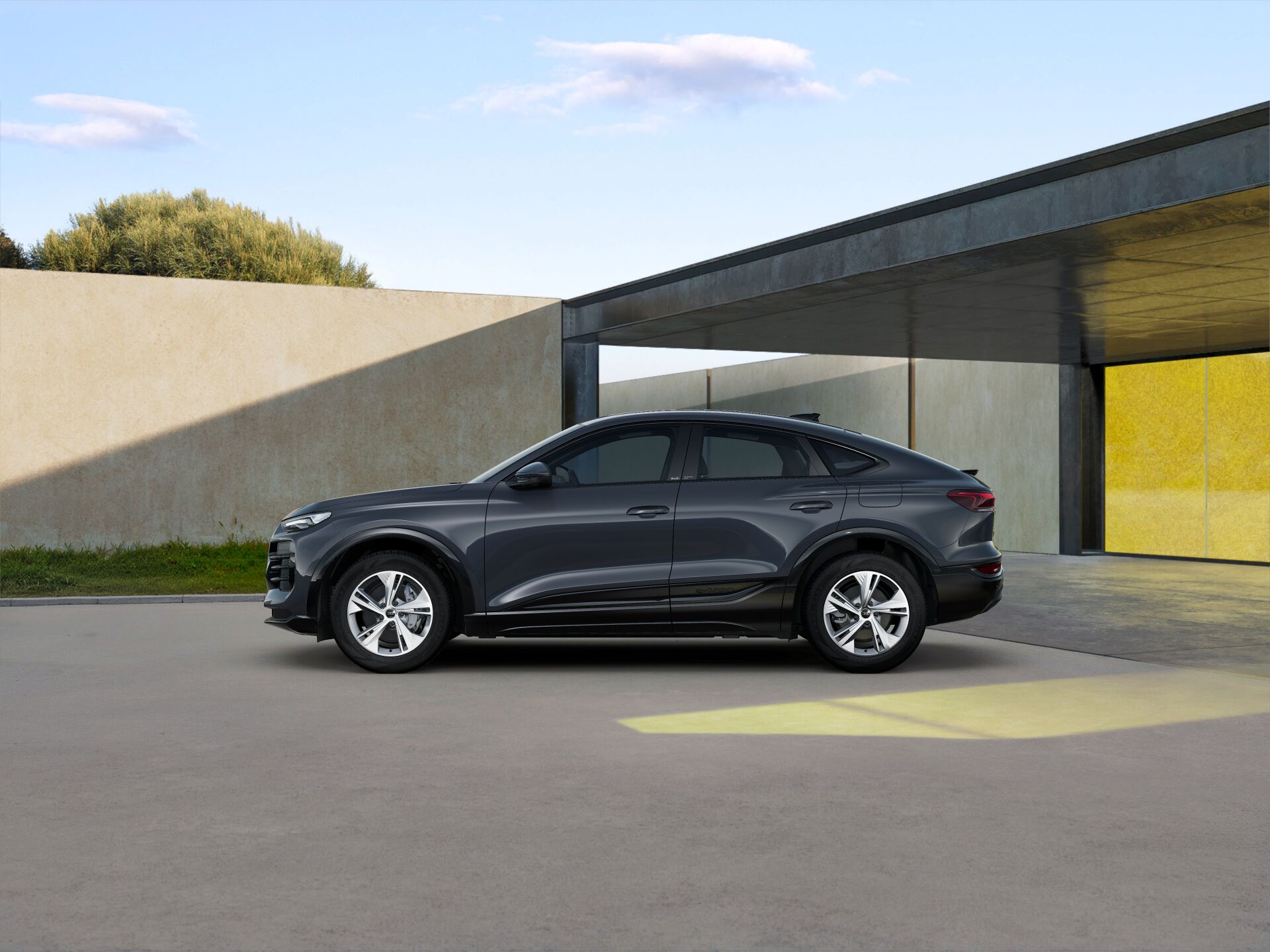 Q6 Sportback e-tron EXTERIOR-PARALLEL-SIDE