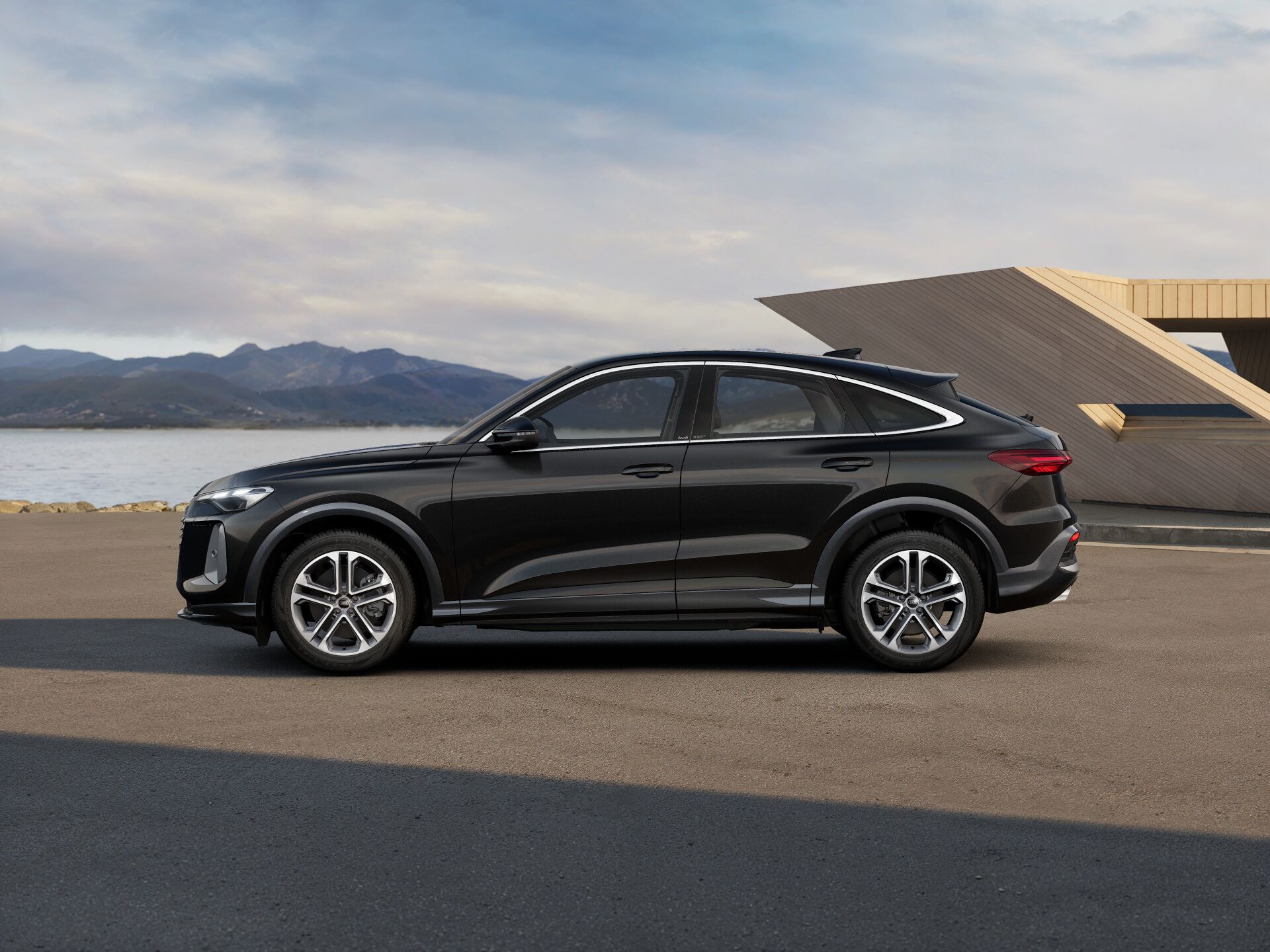 Q5 Sportback EXTERIOR-PARALLEL-SIDE