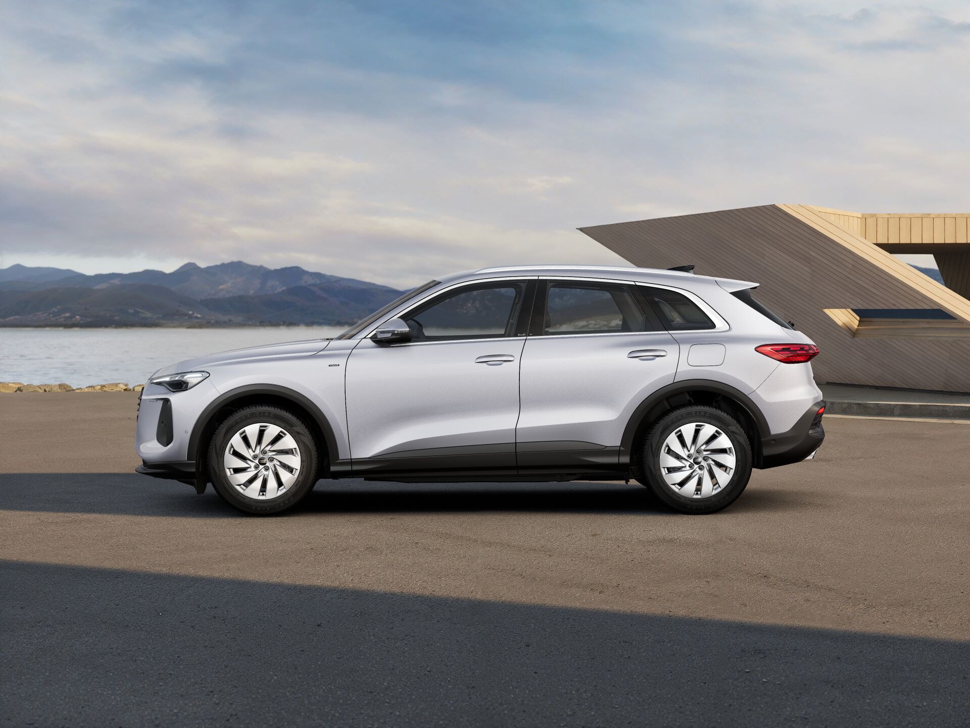 Q5 SUV e-hybrid EXTERIOR-PARALLEL-SIDE