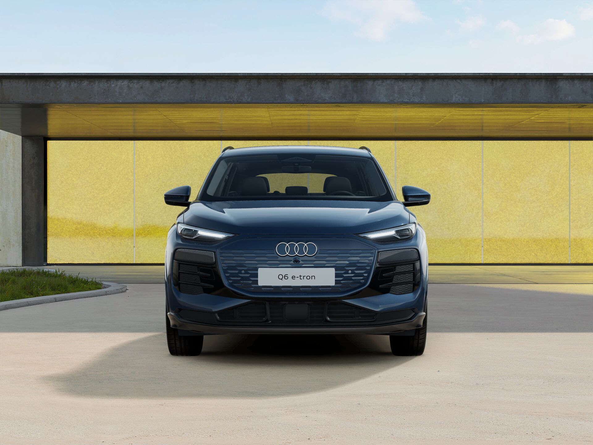 Q6 SUV e-tron EXTERIOR-FRONT-FRONT
