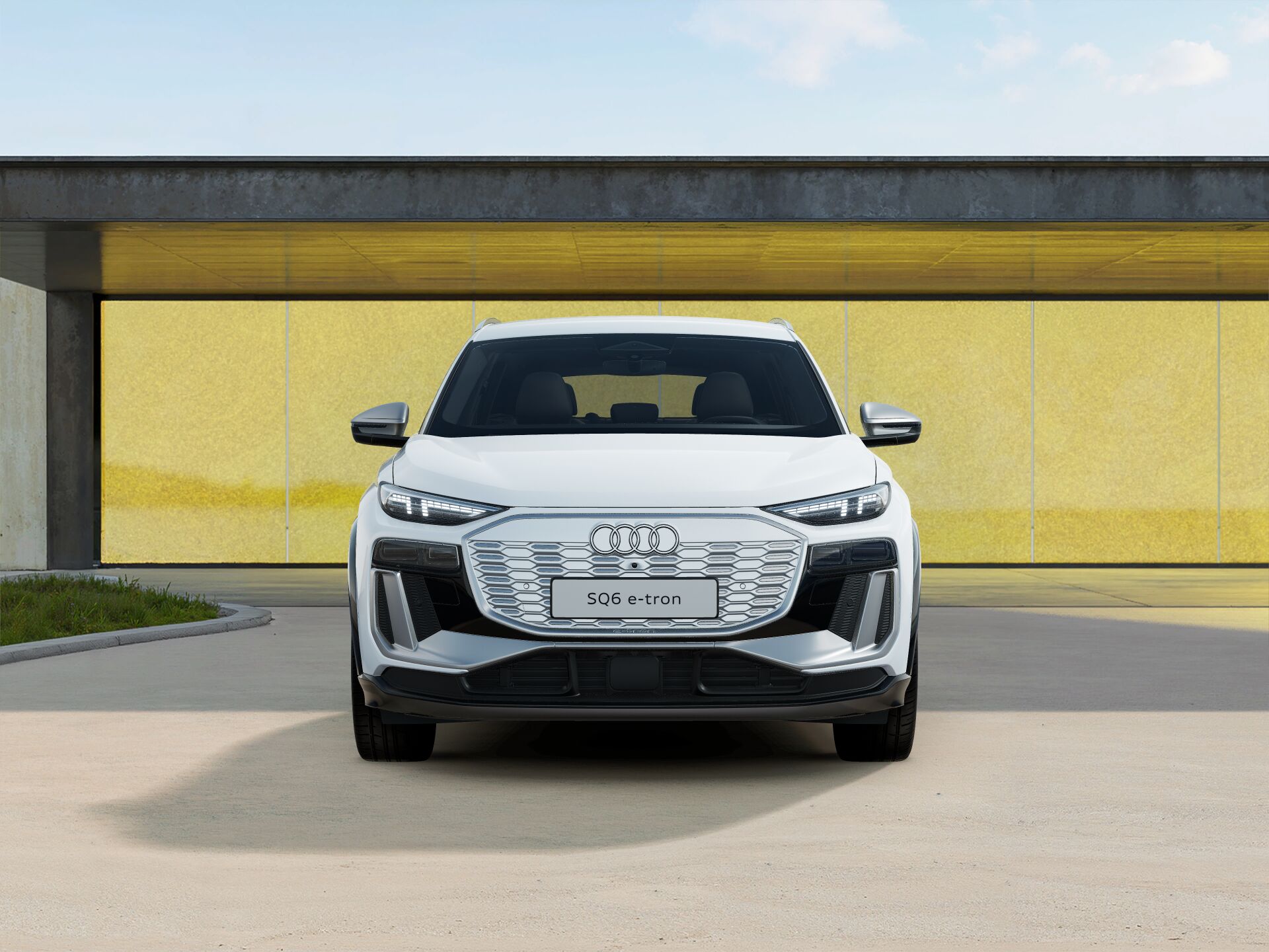 SQ6 SUV e-tron EXTERIOR-FRONT-FRONT