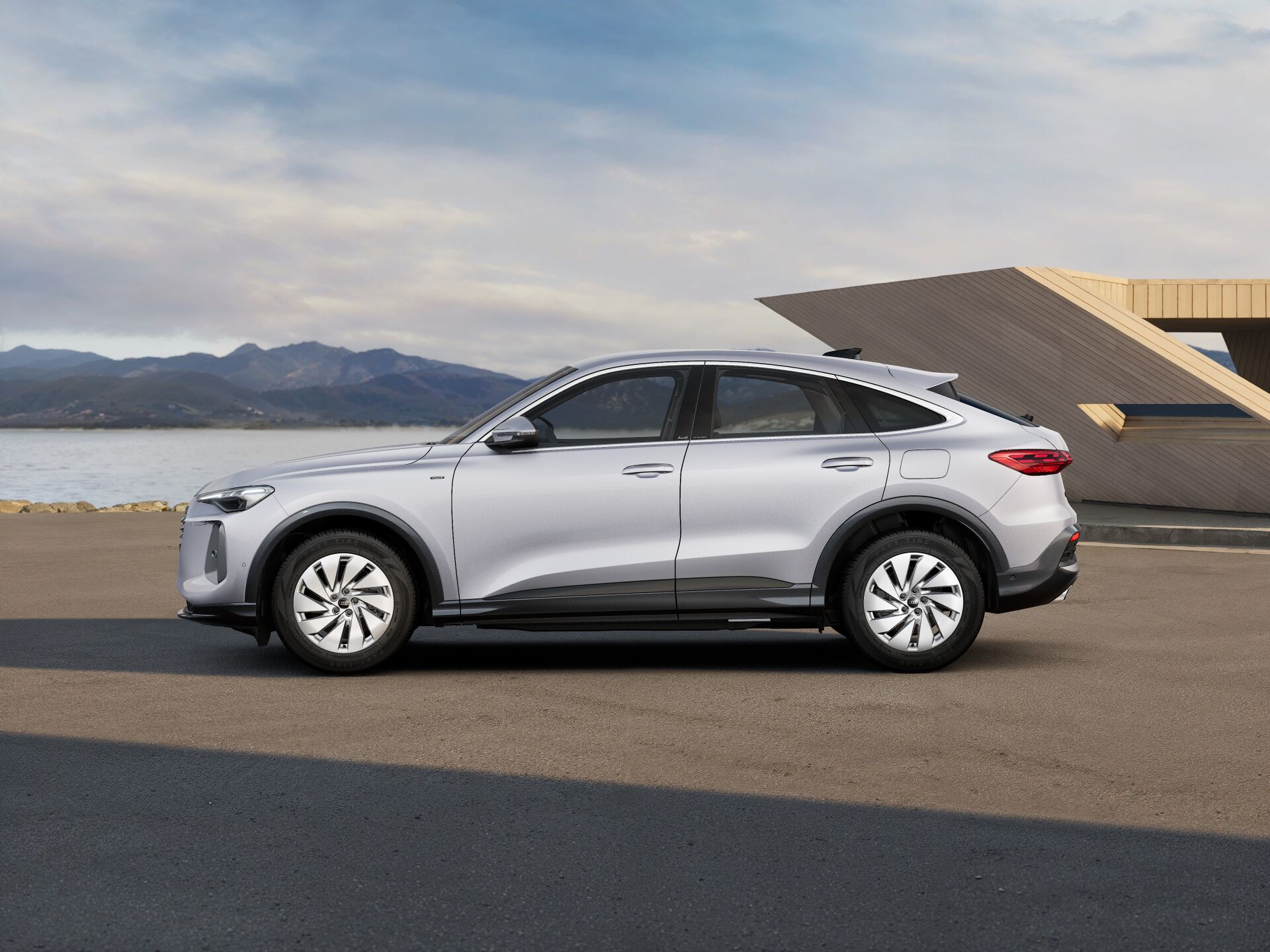 Q5 Sportback e-hybrid EXTERIOR-PARALLEL-SIDE
